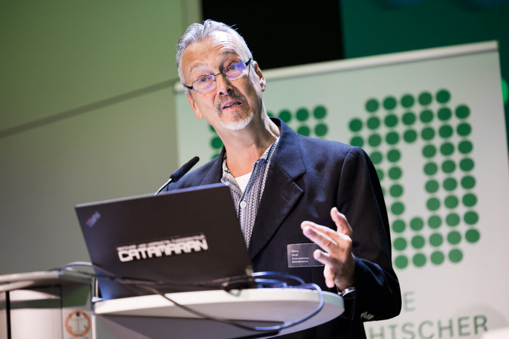Klaus Widl, Präsident des Österreichischen Behindertenrats, hält bei der Fachkonferenz 2026 eine Rede am Rednerpult. Vor ihm steht ein Laptop, im Hintergrund ist das Logo des Österreichischen Behindertenrats zu sehen.