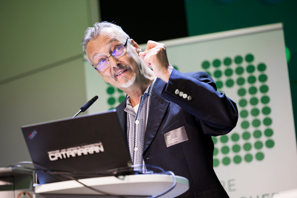 Klaus Widl, Präsident des Österreichischen Behindertenrats, hält bei der Fachkonferenz 2026 eine Rede am Rednerpult. Vor ihm steht ein Laptop, im Hintergrund ist das Logo des Österreichischen Behindertenrats zu sehen.