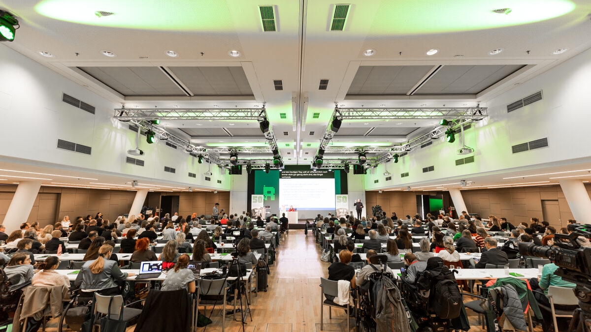 Blick auf den voll besetzten Konferenzsaal bei der Fachkonferenz des Österreichischen Behindertenrats 2026.