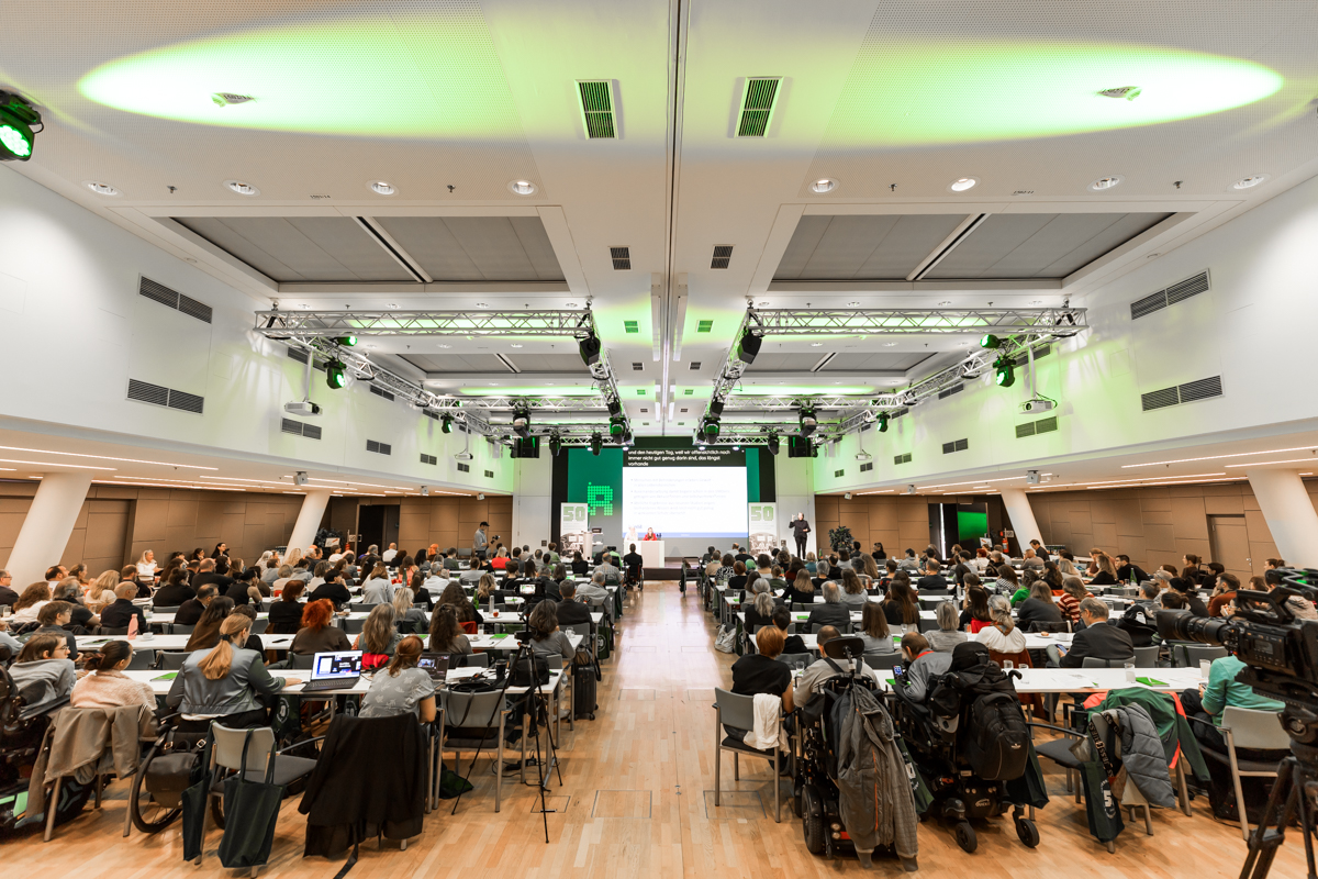 Blick auf den voll besetzten Konferenzsaal bei der Fachkonferenz des Österreichischen Behindertenrats 2026.