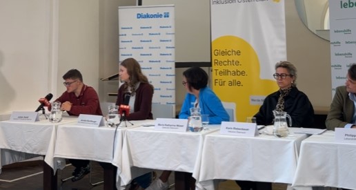 Fünf Personen sitzen bei einer Pressekonferenz zur schulischen Inklusion an einem Podium. Von links nach rechts: ein Schüler und eine Schülerin des Evangelischen Gymnasiums der Diakonie in Wien, Maria Katharina Moder, Karin Riebenbauer und Philippe Narval.