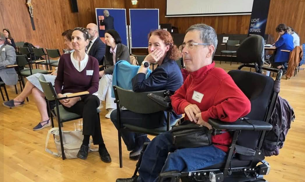 von links: Barbara Haider-Novak (Österreichischer Behindertenrat), Valerie Clarke (Assistenz 24) und Martin Ladstätter (Österreichischer Behindertenrat) sitzend in einem Veranstaltungssaal