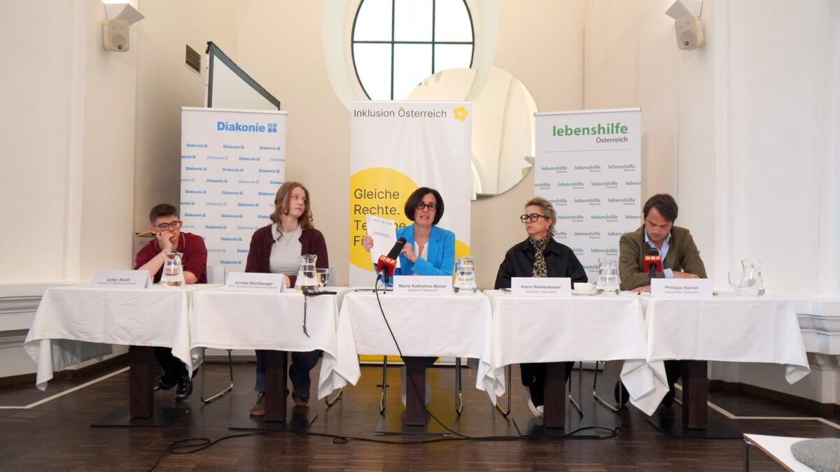 Fünf Personen sitzen bei einer Pressekonferenz zur schulischen Inklusion an einem Podium. Von links: Julian Seidl und Annika Rechberger vom inklusiven Gymnasiums der Diakonie in Wien, Diakonie Österreich-Direktorin Maria Katharina Moser, Karin Riebenbauer von Inklusion Österreich und Philippe Narval von der Lebenshilfe Österreich